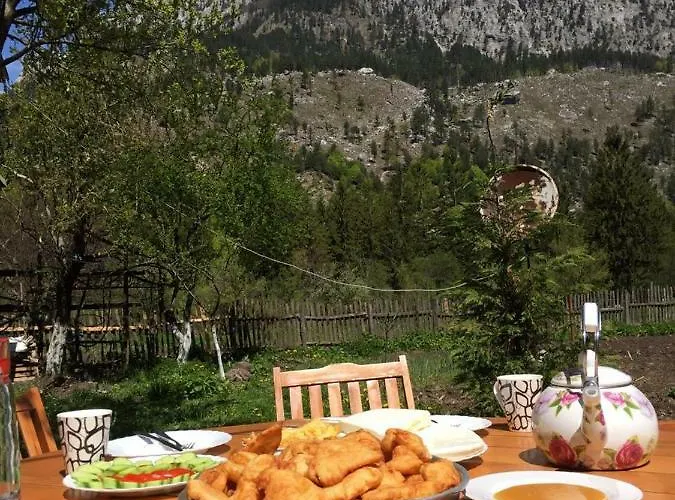 Konukevi Demushi Valbone